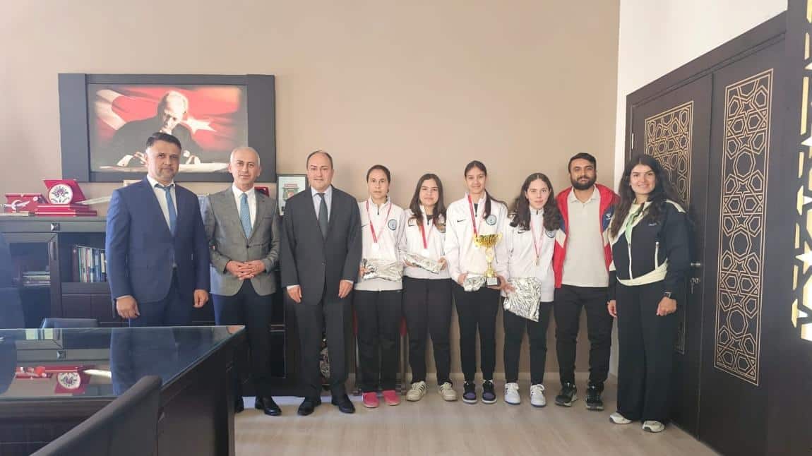  Türkiye Dart Şampiyonu Takımımızla Serinhisar İlçe Kaymakamımız Sayın Osman ALTIN’ı Ziyaret Ettik